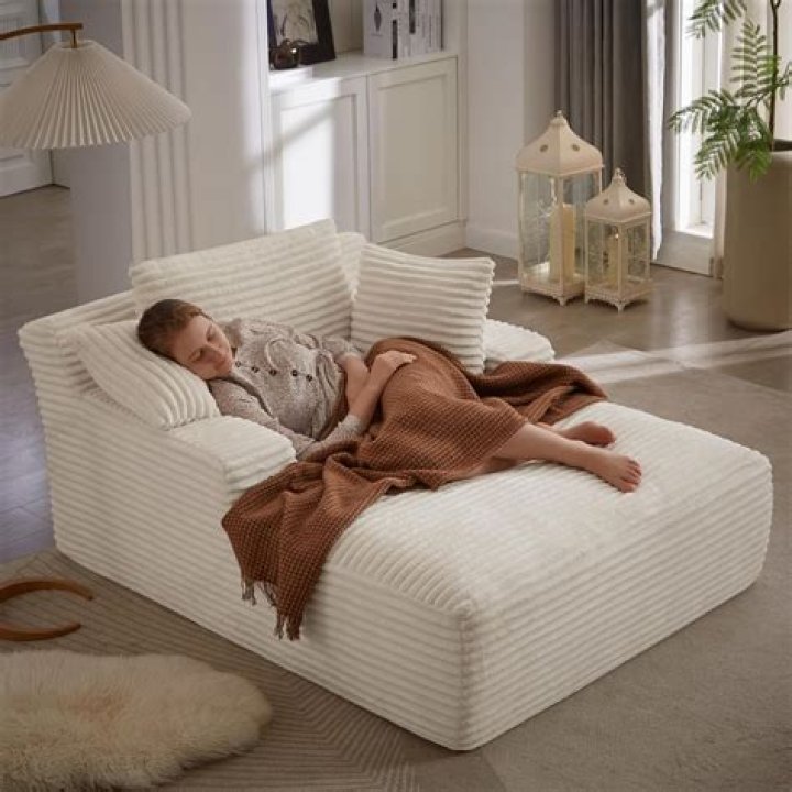 Poppy's Lounge: Cozy Corner for Relaxation