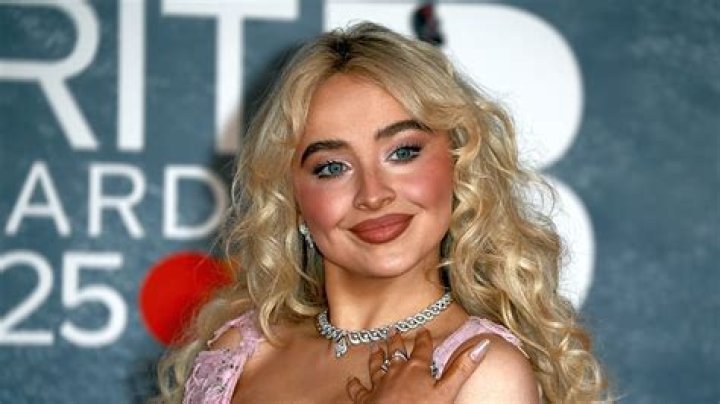 When Did Sabrina Carpenter Get Bangs? A Comprehensive Look at Her Iconic Hairstyle Change